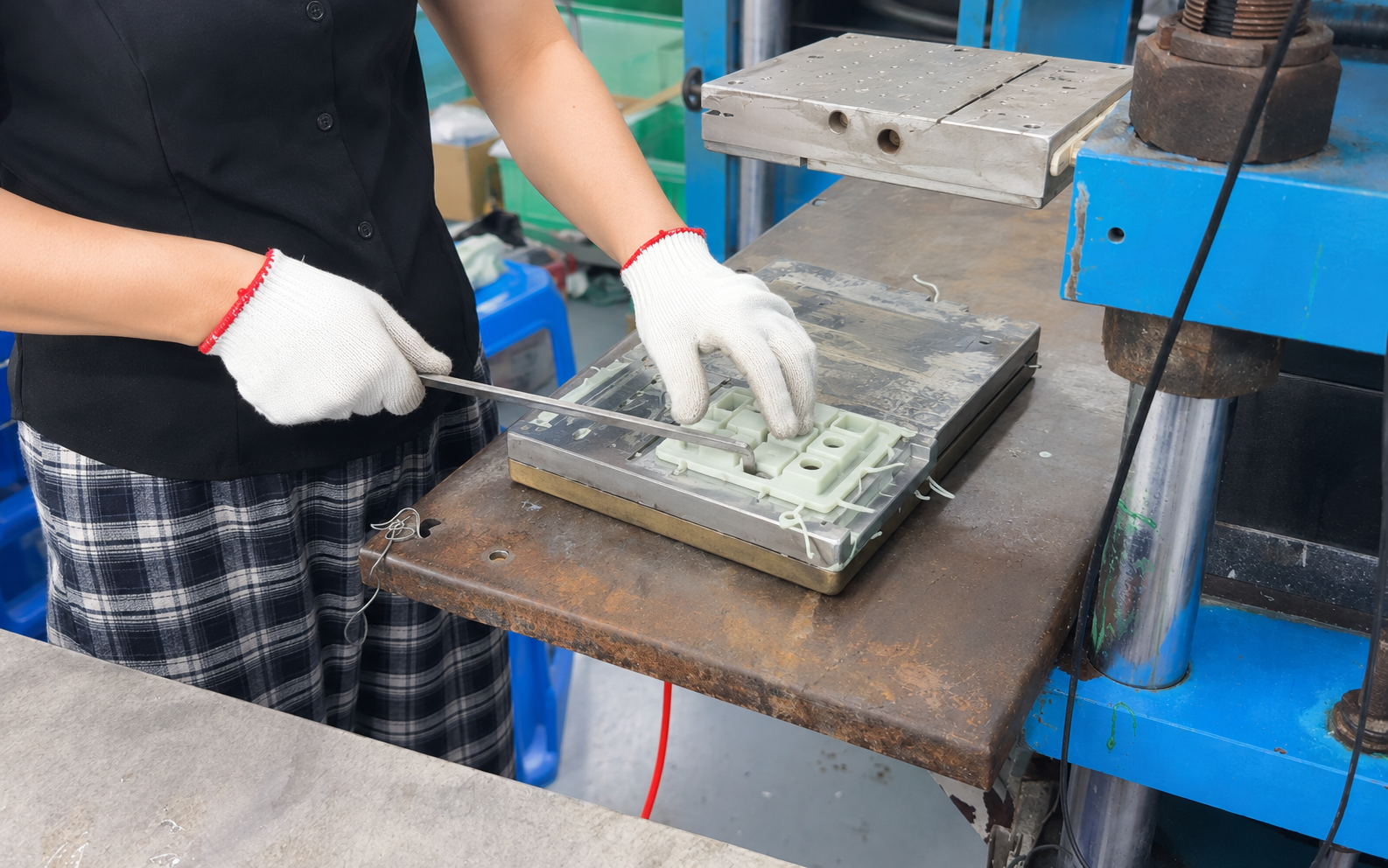 Silicone molding workstation in production